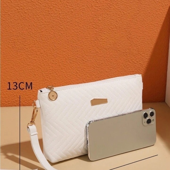 Quilted White Shoulder Bag with Gold Chain Strap - Chic & Versatile - Picture 6 of 8